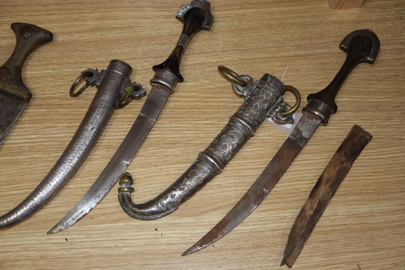 Three Arab jambiya daggers, 39-40cm